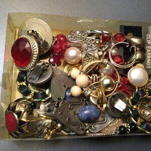Box of vintage Costume clip on earrings 11 oz 6x4" box
